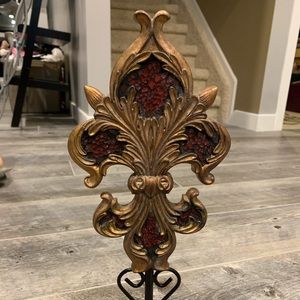 Fleur-de-lis red/gold table top accent piece